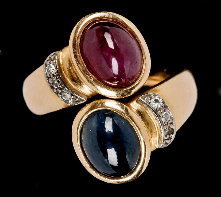 RING, 18 K guld, diamanter och cabochonslipad safir och rubin samt små diamanter.