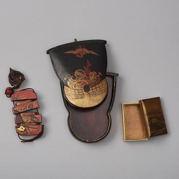 ASKAR med LOCK, två stycken, samt INRO, lack. Japan, Meiji (1868-1912).