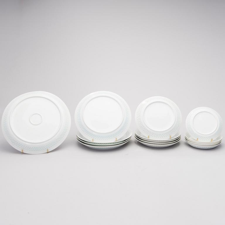 FRIEDL HOLZER-KJELLBERG, ASTIASTO, 34 osaa, "Helmi", riisiposliinia, signeeratut F.H.Kj. Arabia Finland.