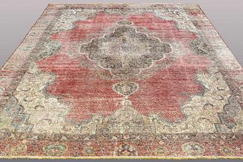 A CARPET, Oriantal, ca 364 x 272 cm.