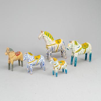 Five painted dalahästar, early 20th century.