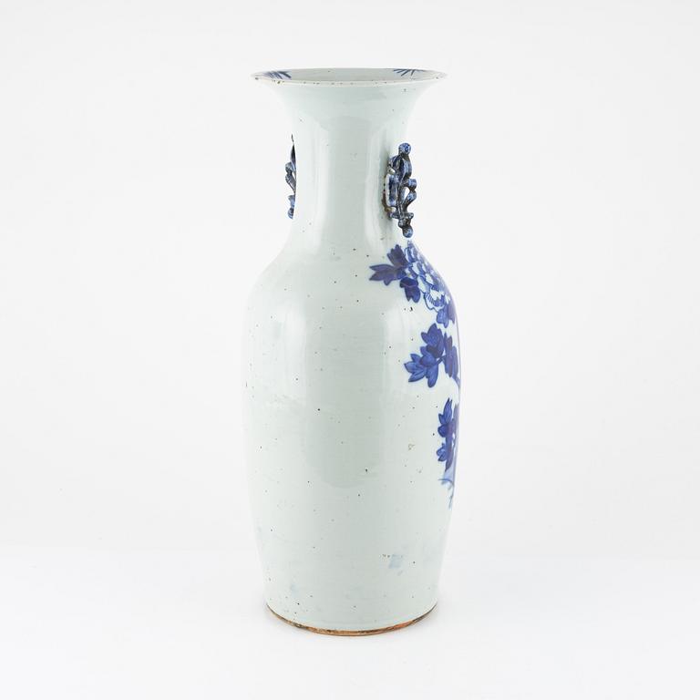 A blue and white porcelain vase, China, late Qing dyansty, late 1800's.