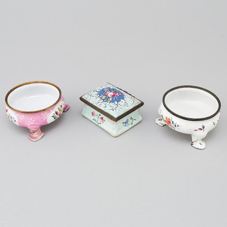 A lot of three enamelled objects, 18th century.