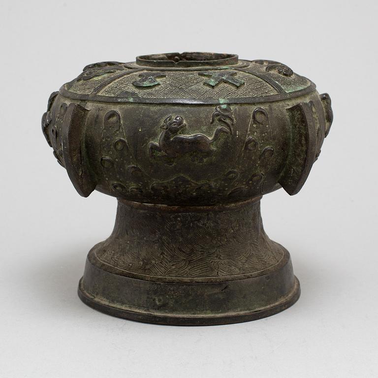 A Chinese bronze jar, 20th century.