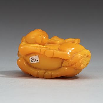 A glass figure of a reclining horse with a monkey, late Qing dynasty (1644-1912).