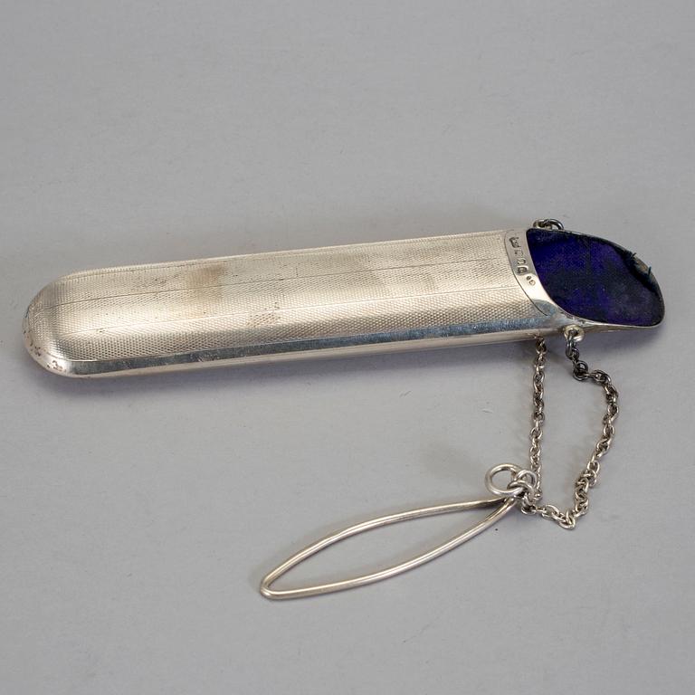 GLASÖGON, 2 st samt fodral, silver resp guld, samt FODRAL, silver. Engelska resp svenska silverstämplar.