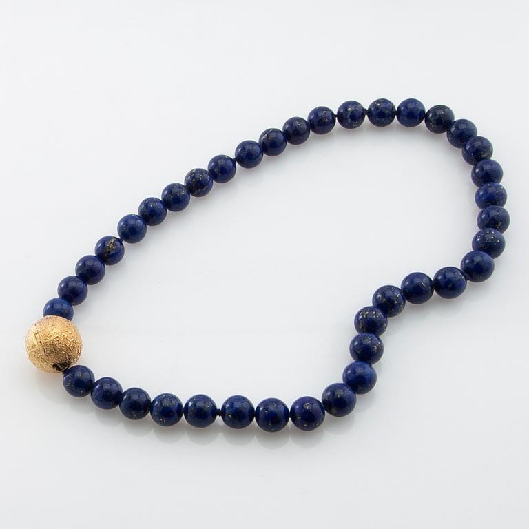 Ole Lynggaard, Necklace with "Rustic Clasp" of 18K gold and lapis lazuli, late 1980s.