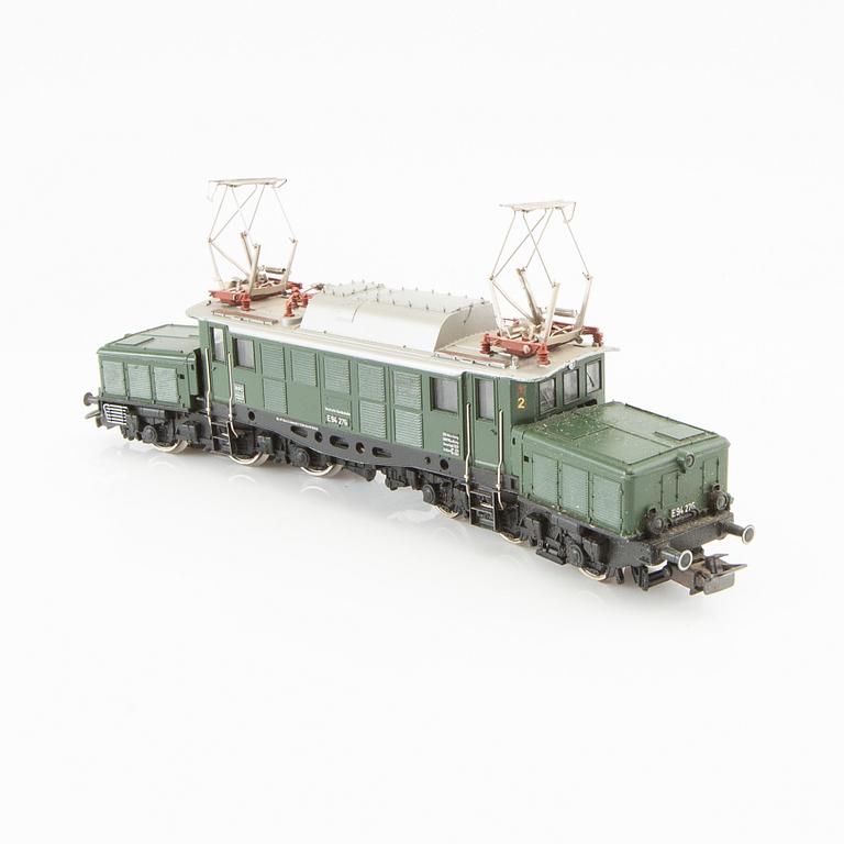 Märklin, 4 pcs. locomotives, including model 3031 and 3074, 6 cars of various models.