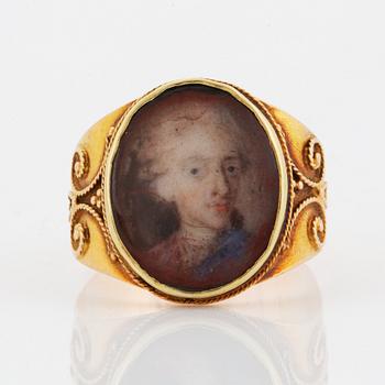 Ring, guld med miniatyrporträtt (Kung) Kristian VII (1749-1808) Kung av Danmark & Norge  i Cornelius Höyers art.