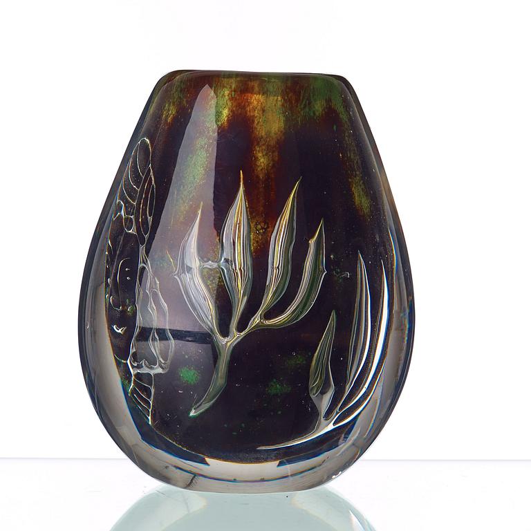 An Edvin Öhrström 'ariel' glass vase, Orrefors, Sweden 1957.