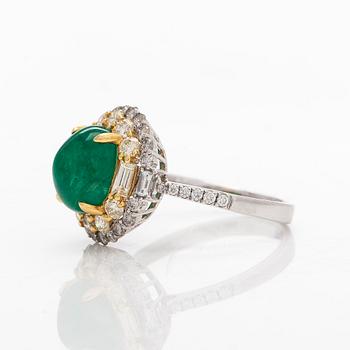 An 18K whitegold ring set with a cabochon-cut emerald and baguette- and brilliant-cut diamonds.