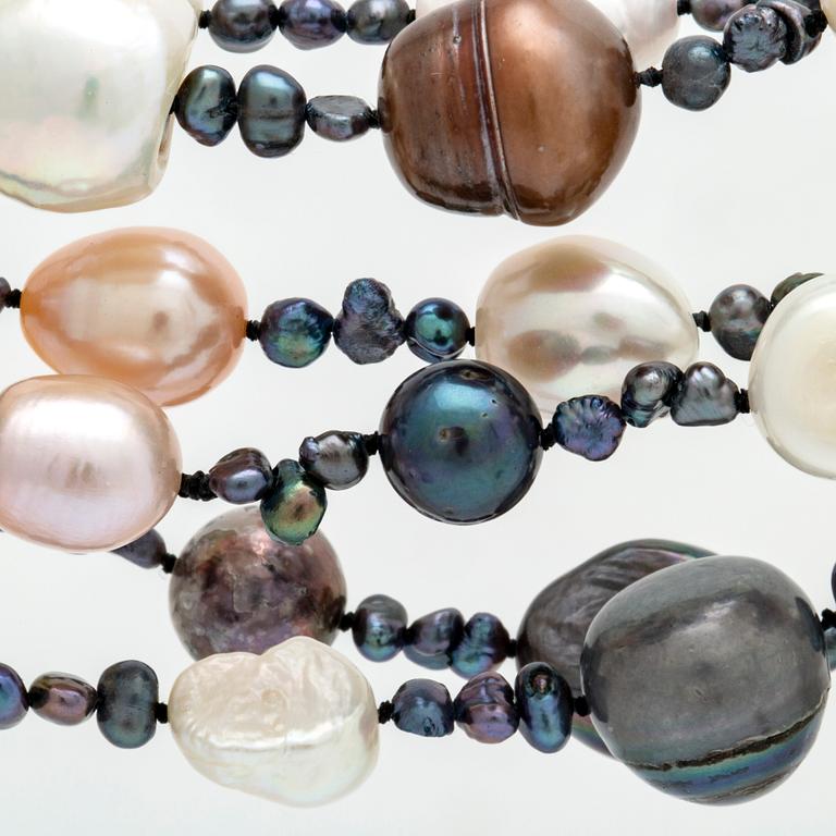 Pearlnecklace  cultured pearls, freshwater, South Sea and saltwater, length approx 180 cm.