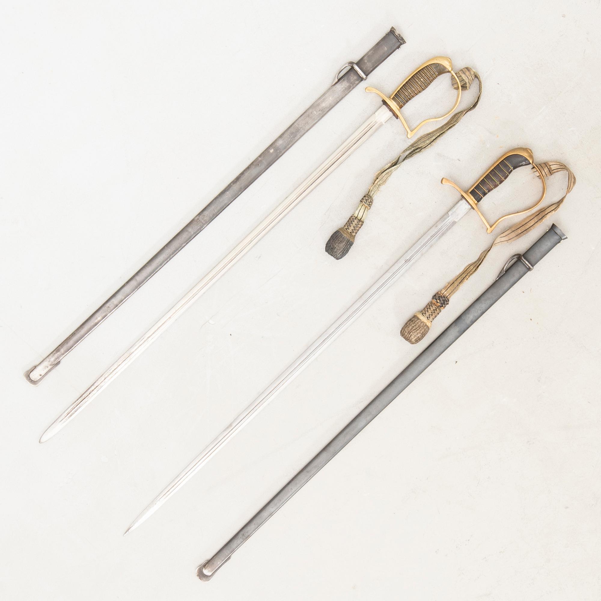 Sablar 2 st, svenska, m/1899 för infanteriunderofficer, med baljor.