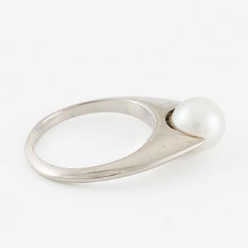 Ring 18K white gold with a cultured pearl.