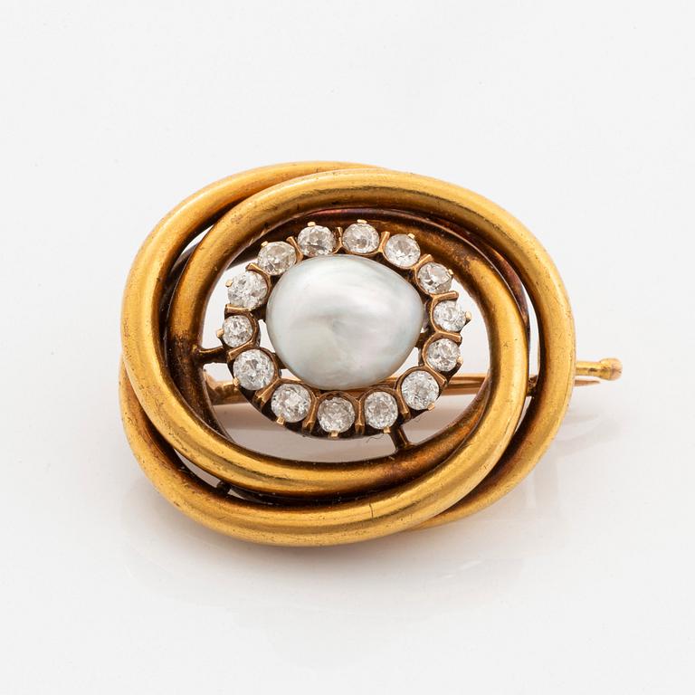 A 14K gold brooch set with a pearl and old-cut diamonds.