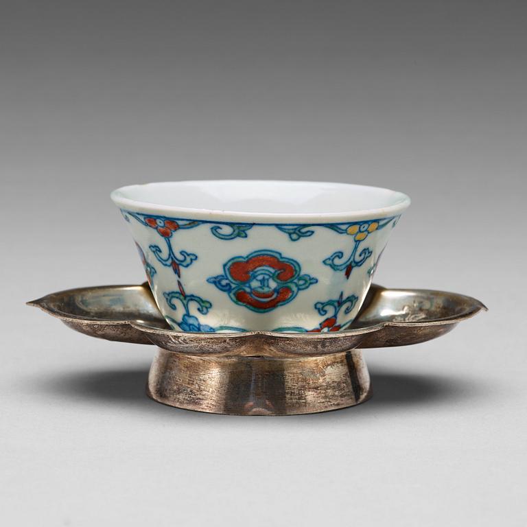 A silver tray with a cup, the tray late Qing dynasty.