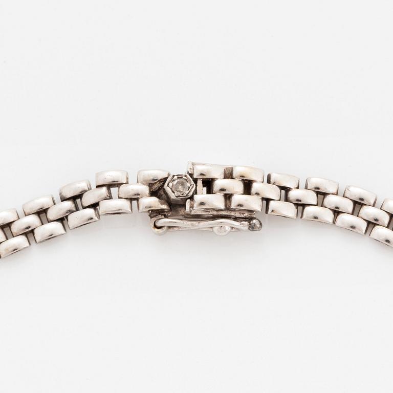Collier 18K vitguld med runda briljantslipade diamanter och blå safirer.