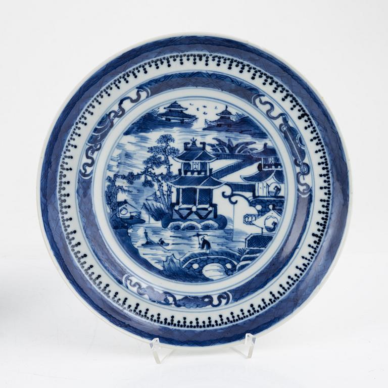 A 30-piece blue and white dinner service, China, Jiaqing (1796-1820).