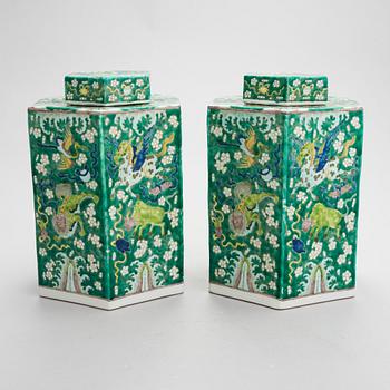 A pair of Chinese porcelain urns with lids, modern manufacturing.