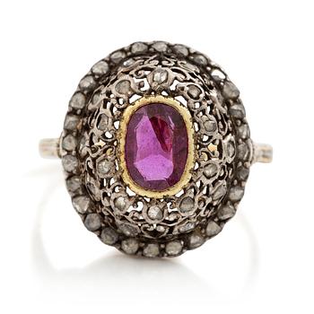 489. Buccellati ring 18K guld och silver med en fasettslipad rubin och rosenslipade diamanter.