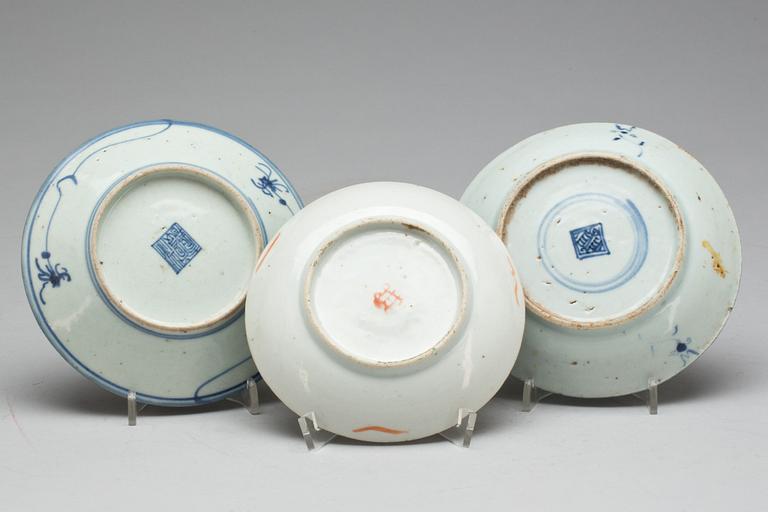 TALLRIKAR, 3 st, porslin, Kina, Ming samt 1800-tal.