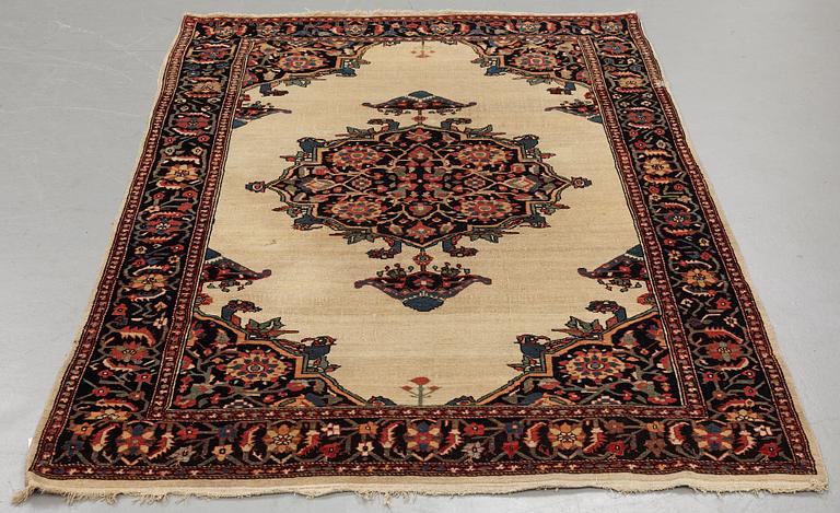 A rug, antique West Persian, possibly Feraghan/Malajir, ca 197,5 x 129,5-131 cm.