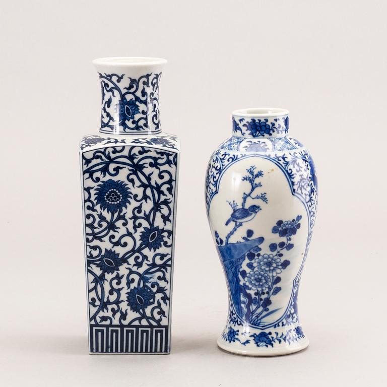 A set of two Chinese 19th/20th century porcelain vases.