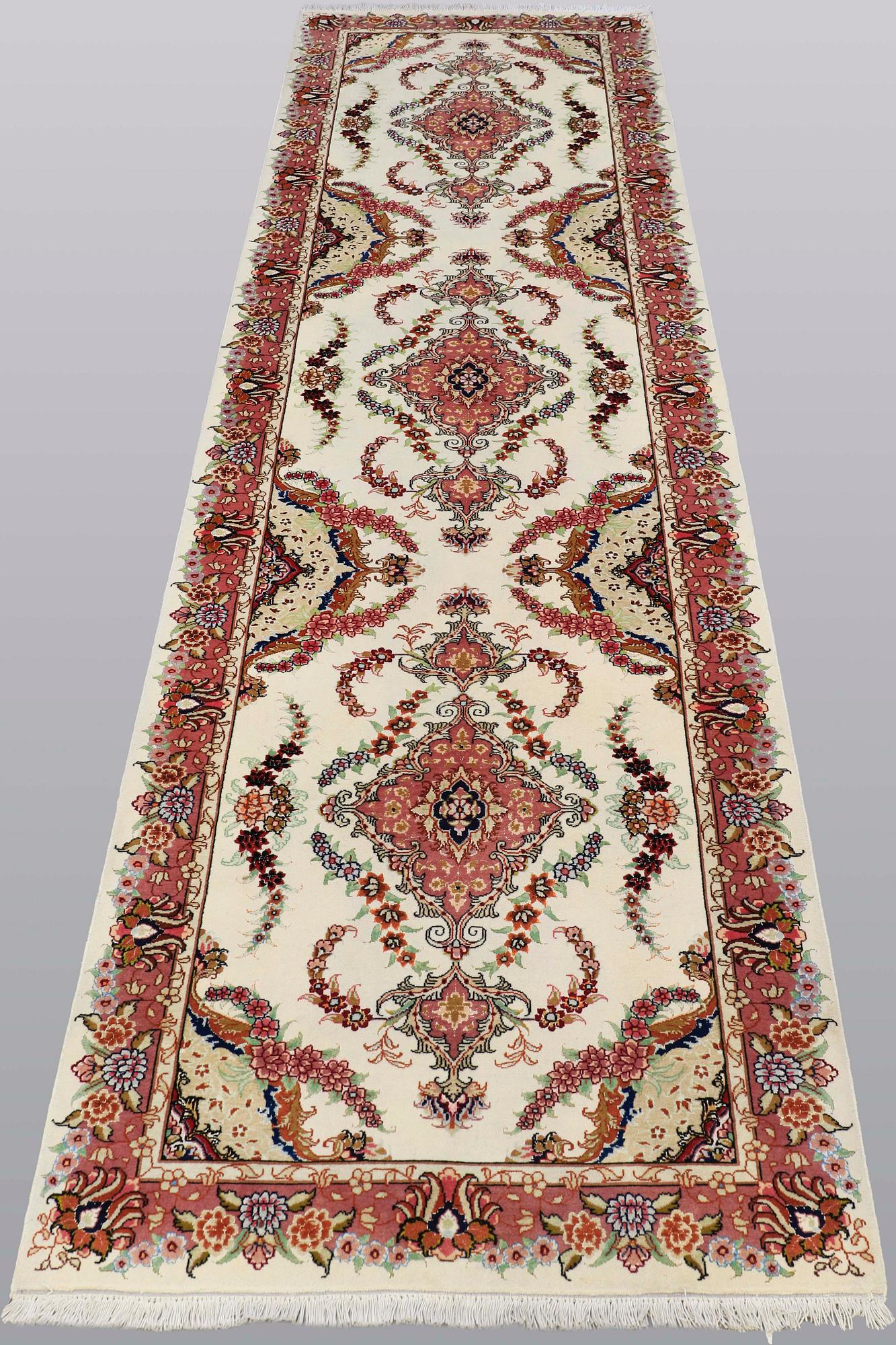 A runner carpet, Tabriz, part silk approx 50 radj, 307 x 85 cm.