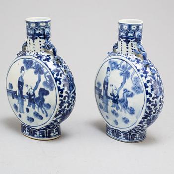 Two blue and white porcelain moon flask, Qing dynasty, Guangxu (1875-1908).