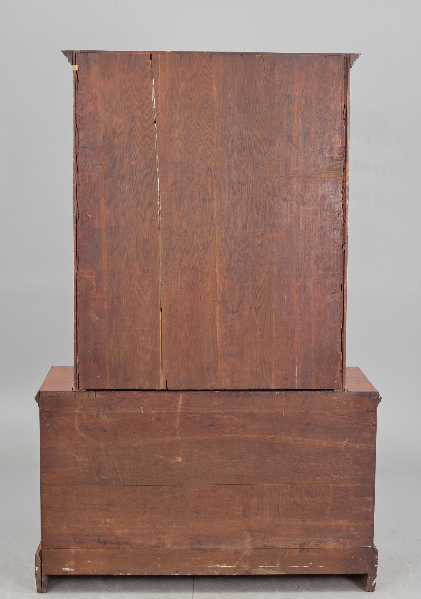 BOKSKÅP, biedermeier, 1800-talets början.
