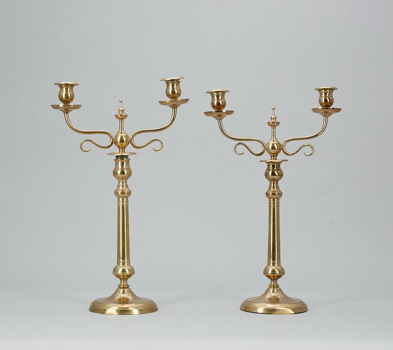 KANDELABRAR, ett par, mässing, omkring sekelskiftet 1900.