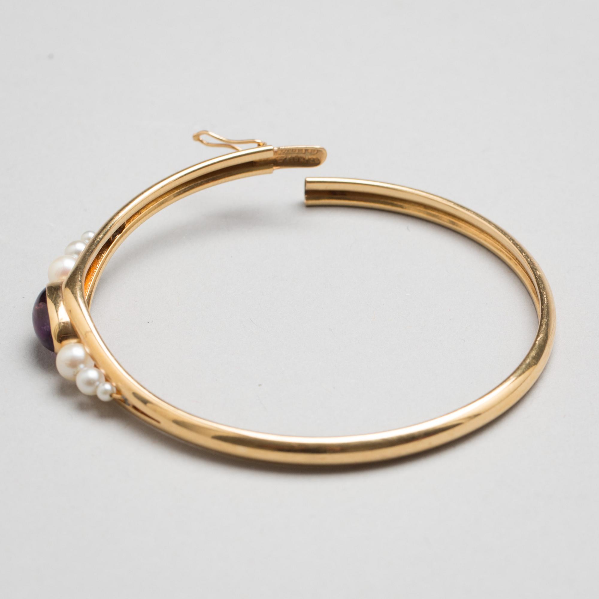 ARMBAND, 18 k guld med cabochonslipad ametist samt odlade pärlor, Alton, Falköping, 1966. Vikt ca 9 gram.