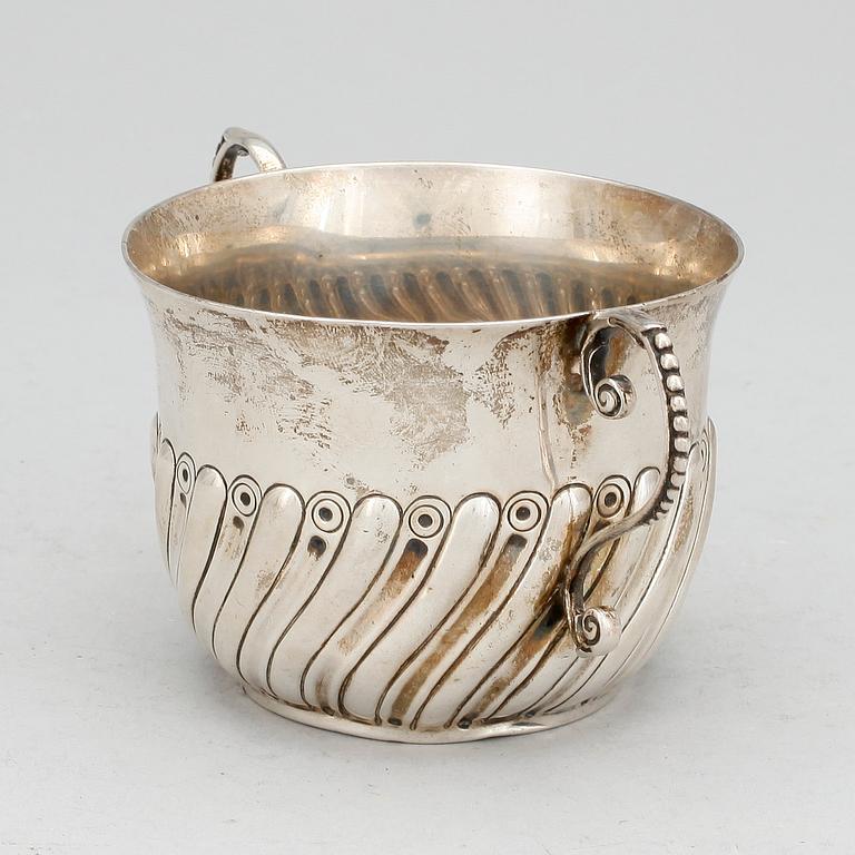 SKÅL med HÄNKLAR, silver, RS, London, 1896. Vikt ca 139g.