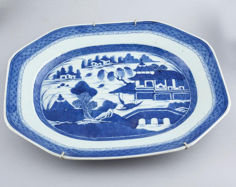 Nine pieces of chinese porcelain, 18th and early 19th century.
