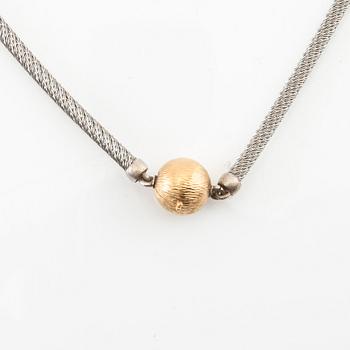 Ole Lynggaard, clasp in 18K gold with a necklace in silver.