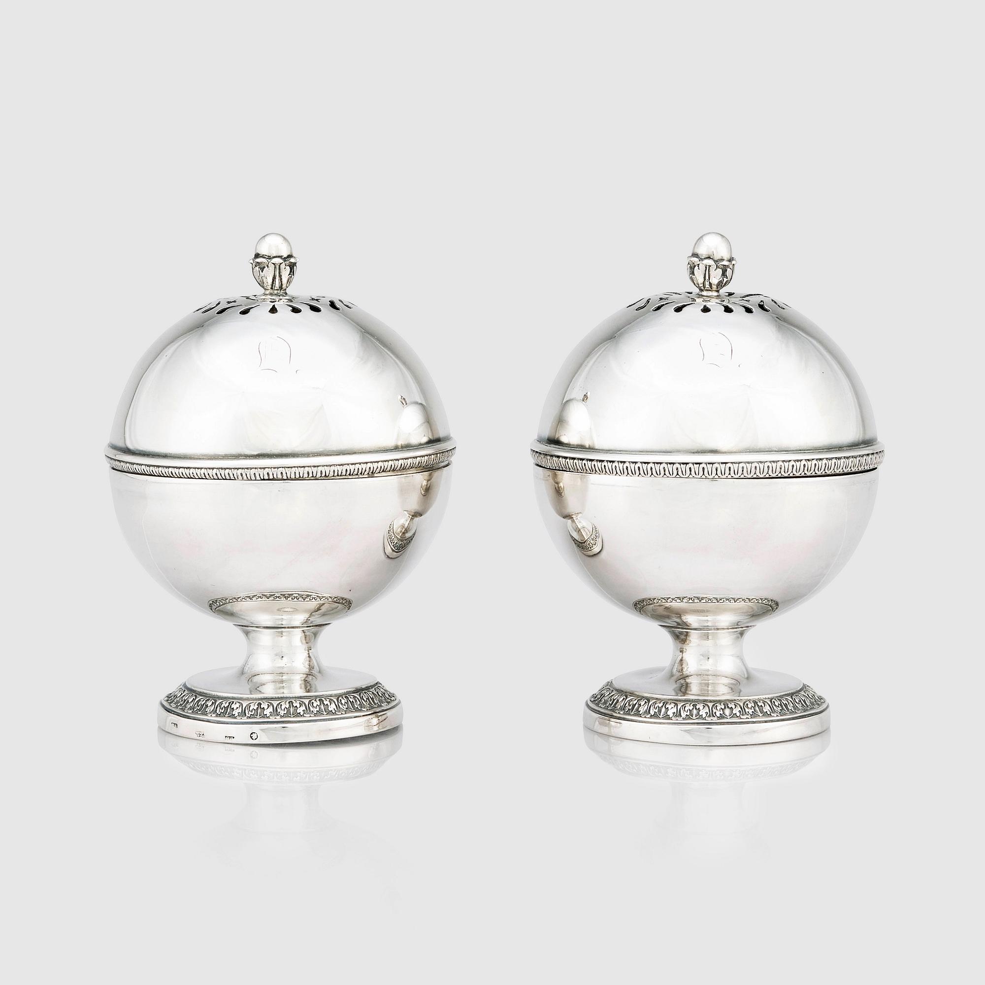 Tvåldosar, silver, ett par, Christian Andreas Jantzen, St Petersburg 1830.