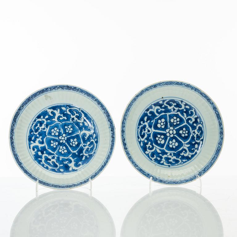 A pair of blue and white dishes, Ming dynasty (1368-1644).