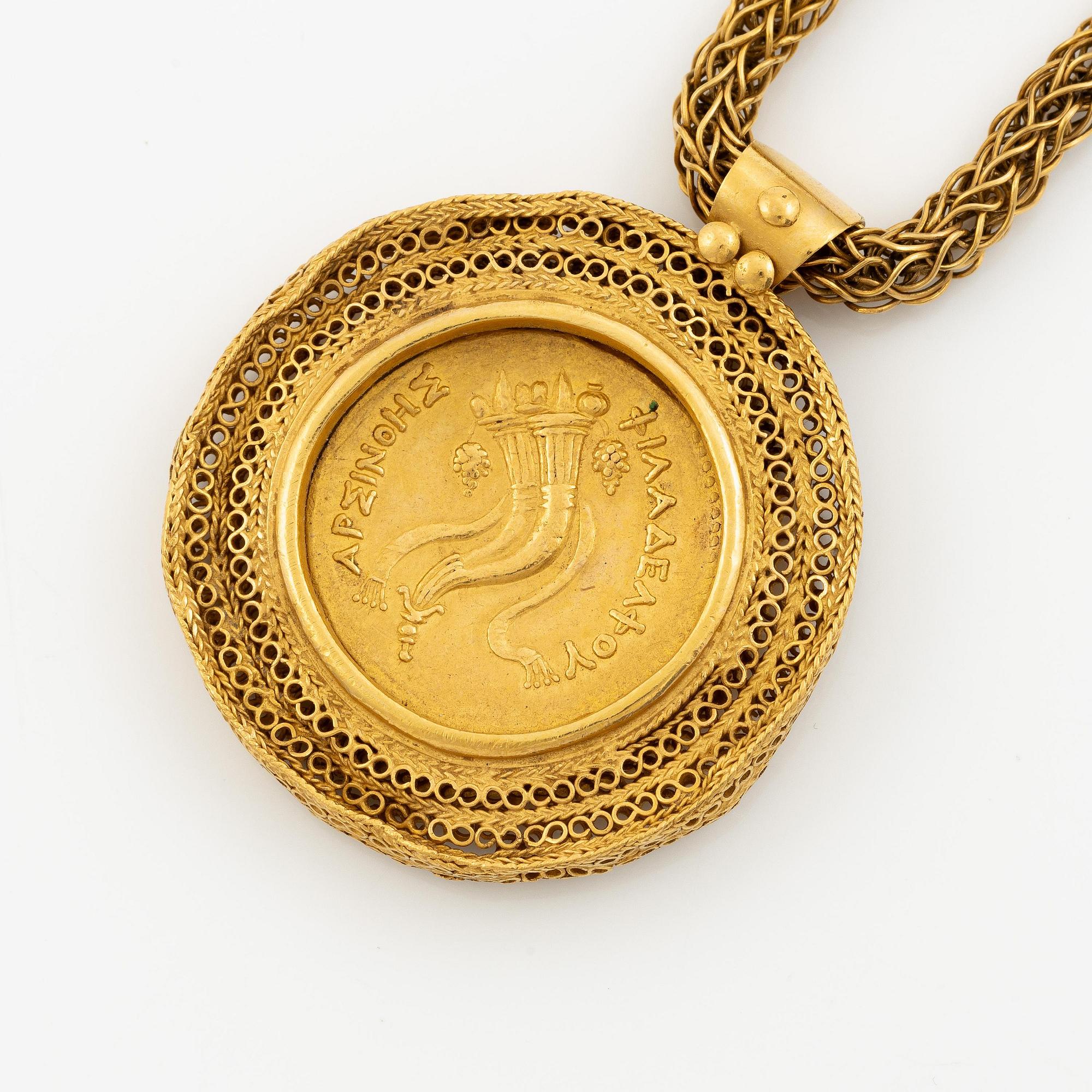 A necklace 18K gold set with a gold coin.