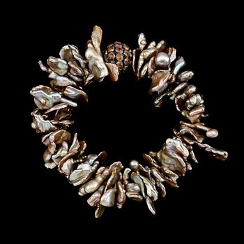 ARMBAND, sötvattenspärlor, silver och flerfärgade safirer.