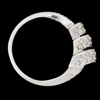 RING, 18k vitguld med briljantslipade diamanter tot ca0,40ct. Vikt 6,4g.