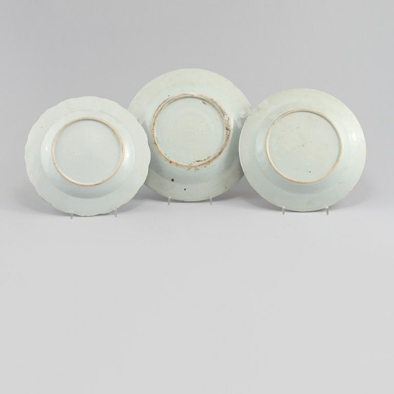 TALLRIKAR, 3 st, porslin, Kina 1700-tal respektive omkring sekelskiftet 1800.
