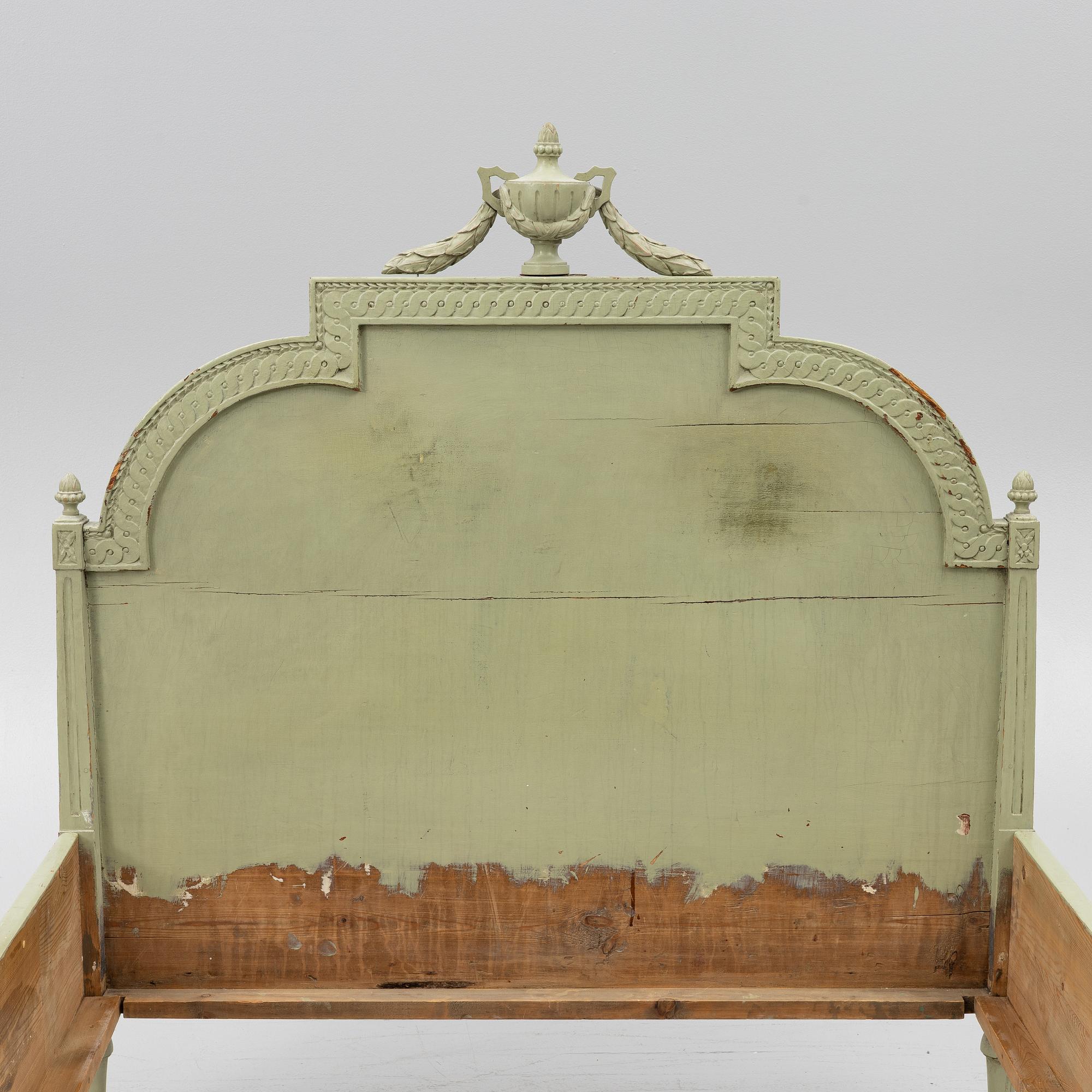 A late Gustavian bed, circa 1800.
