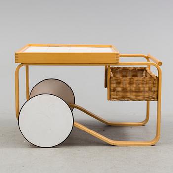 ALVAR AALTO, serveringsvagn, modell 900, Artek, Finland, modell formgiven 1937. 1900-talets andra hälft.