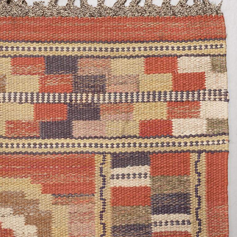 CARPET. "Röda åttan". Flat weave. 347,5 x 259 cm. Signed MMF.