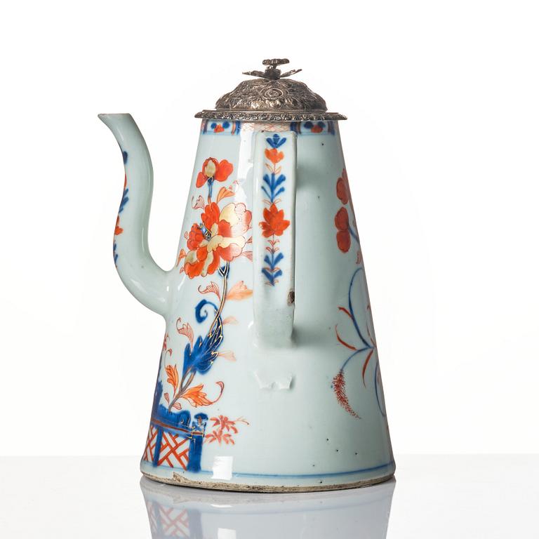 An imari coffee pot, Qing dynasty, early 18th Century.