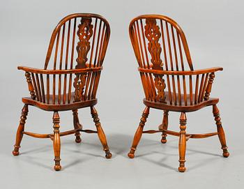 KARMSTOLAR, ett par, Windsor-modell, 1900-talets första hälft.