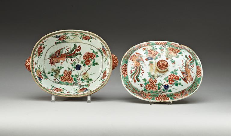 TERRINER med LOCK, ett par, porslin. Qing dynastin, Kangxi (1662-1722).