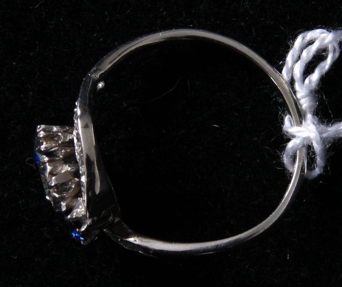 RING, 18K vitguld med briljanter och safirer, Göteborg, 1952.