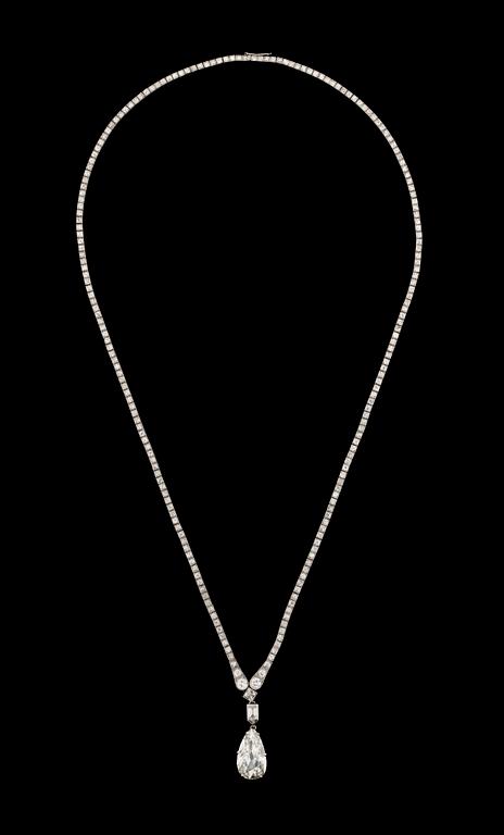 COLLIER, platina med en droppslipad (äldre) diamant  ca 4,5 ct.