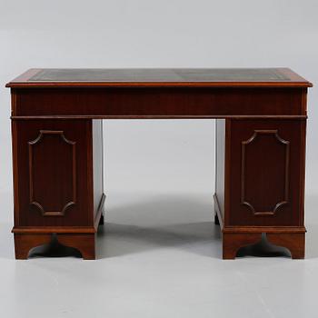SKRIVBORD, engelsk stil, 1900-talets andra hälft.